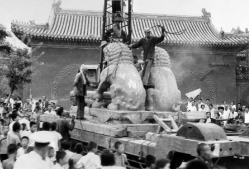Des gardes rouges chinois retirent deux antiques lions de pierre